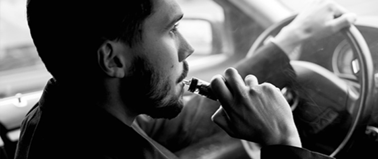 車内で電子タバコを吸うことは違法なのかどうか。運転する前に調べましょう。