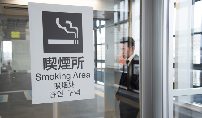 VAPEの喫煙所での吸い方はどうしたら目立たない？煙が出にくい方法